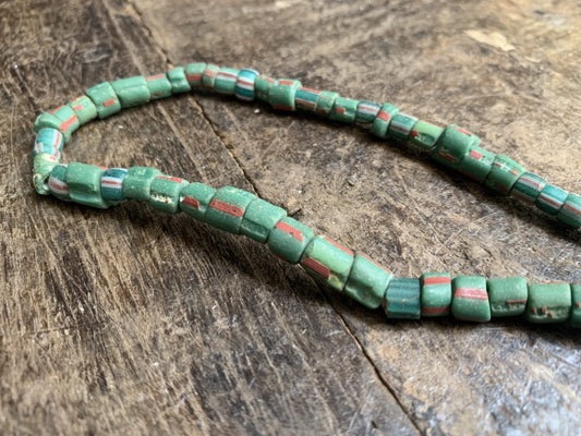 Vintage handelskralen ketting uit Ghana groen met rood - Rootz Gallery