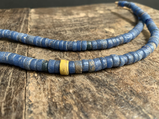 Vintage handelskralen ketting uit Ghana donkerblauw - Rootz Gallery