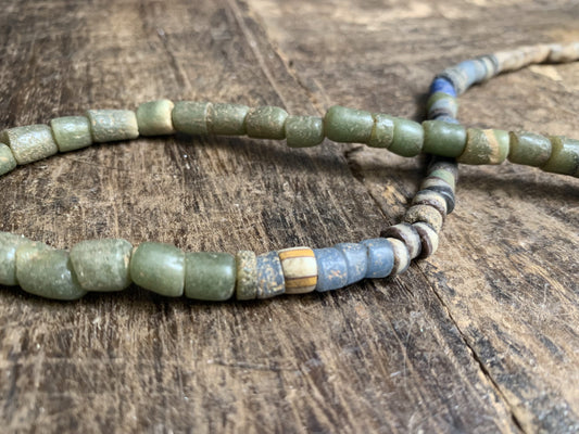 Vintage handelskralen ketting uit Ghana groen en blauw - Rootz Gallery