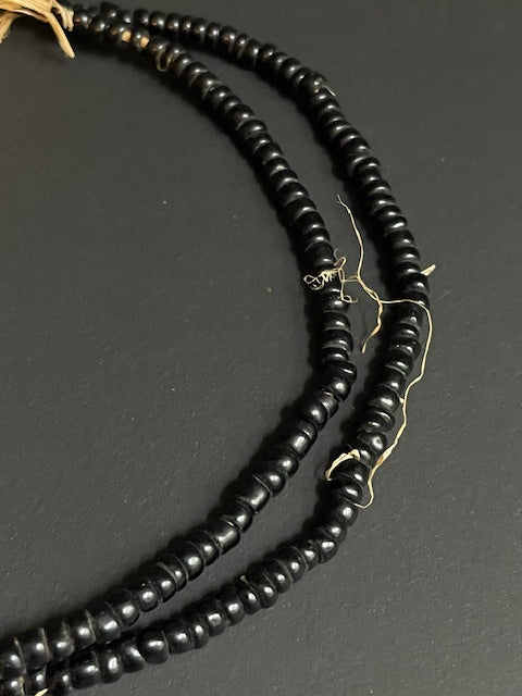 Collier de perles de commerce vintage du Ghana noir