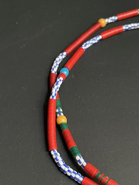 Vintage handelskralen ketting uit Ghana kleurenmix