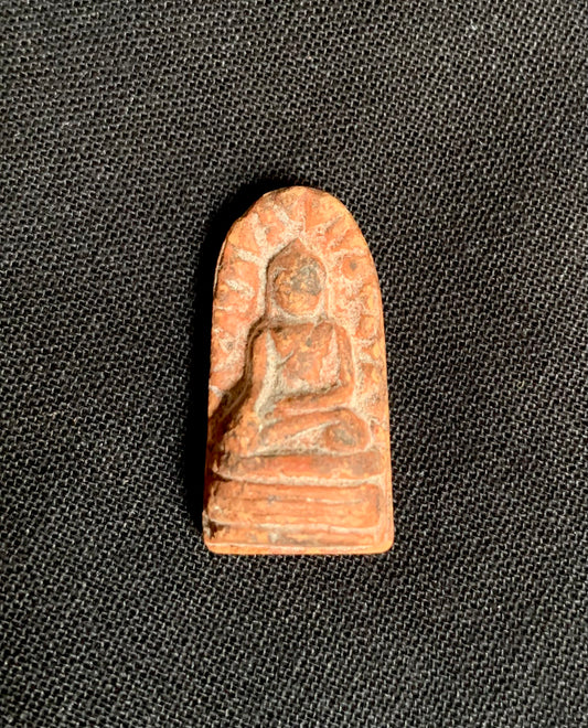 Boeddhistisch amulet van aardewerk uit Thailand