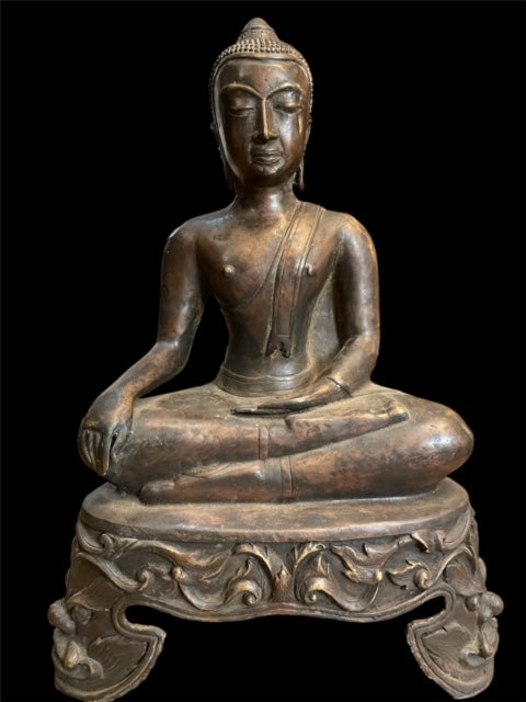 Bouddha thaïlandais sur un socle décoré