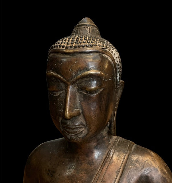 Bouddha thaïlandais sur un socle décoré