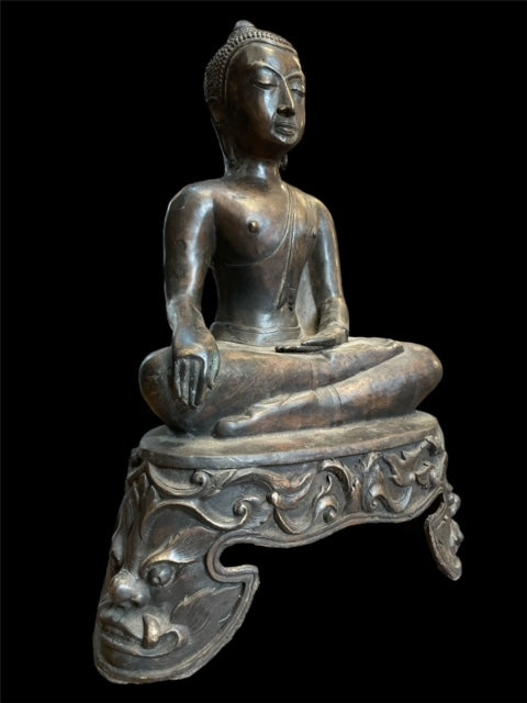 Bouddha thaïlandais sur un socle décoré