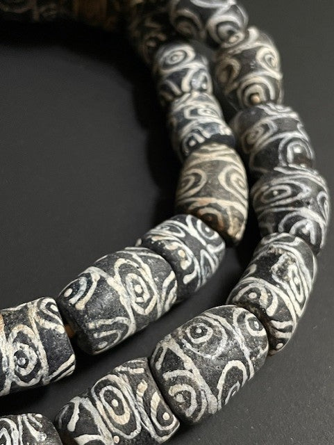 Collier vintage du Ghana noir et blanc