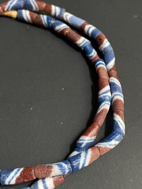 Vintage handelskralen ketting uit Ghana blauw-bruin gestreept