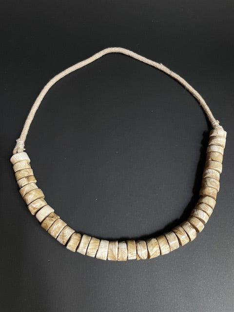 Collier de coquilles de conques fossiles du Népal 