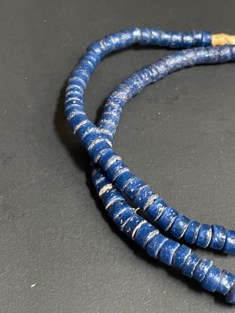 Vintage handelskralen ketting uit Ghana donkerblauw