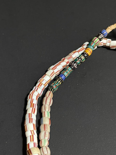 Vintage handelskralen ketting uit Ghana gestreept wit