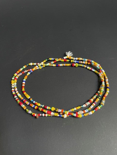 Lange vintage handelskralen ketting uit Ghana kleurrijk