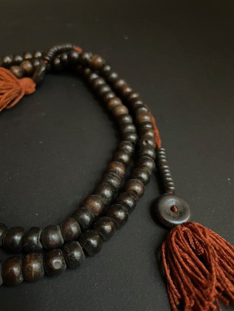 Long necklace from Nepal - dark brown