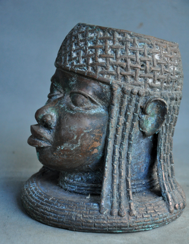 Oud bronzen beeld van een Oba uit Benin City, Nigeria - Rootz Gallery