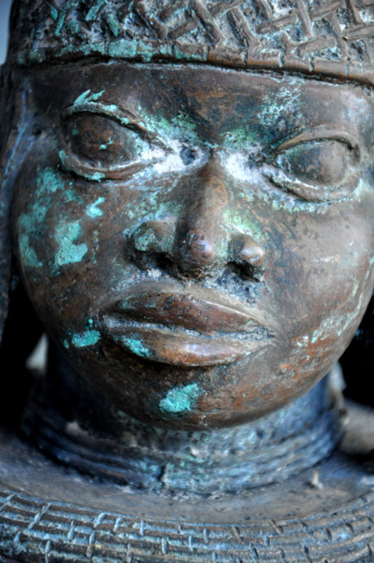 Oud bronzen beeld van een Oba uit Benin City, Nigeria - Rootz Gallery