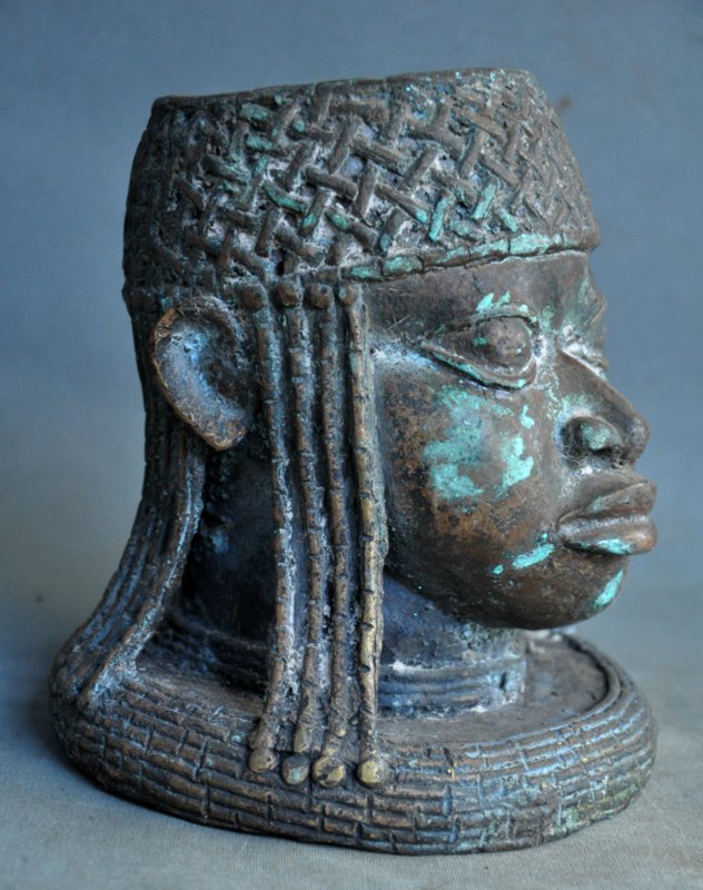 Oud bronzen beeld van een Oba uit Benin City, Nigeria - Rootz Gallery