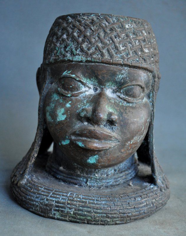 Oud bronzen beeld van een Oba uit Benin City, Nigeria - Rootz Gallery