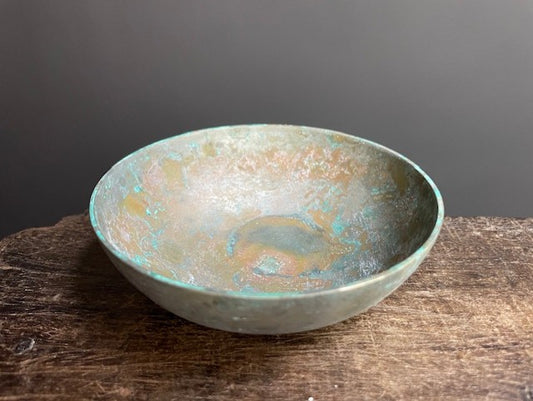 Handmade singing bowl with patina (12 cm)