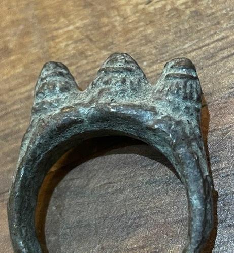 Boeddhistische ring uit Nepal - Stoepa's