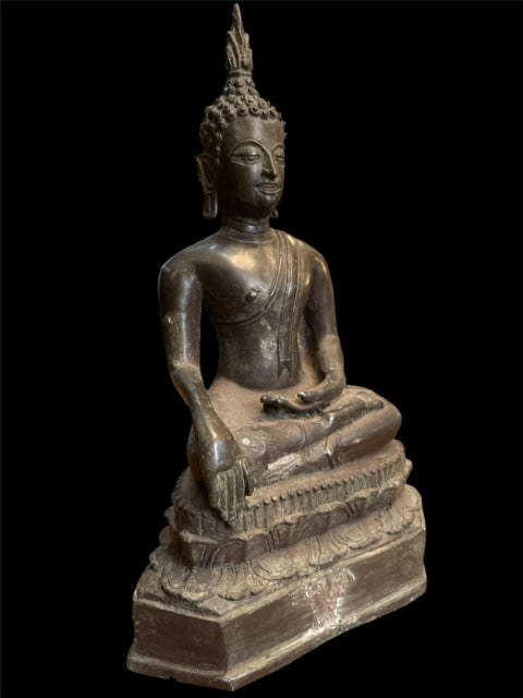 Bouddha thaïlandais sur le trône du lotus