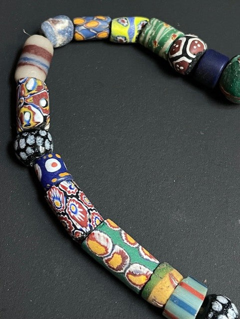 Collier de perles de commerce vintage du Ghana millefiori multicolore 