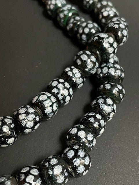 Collier de perles de commerce vintage du Ghana noirs et blancs 