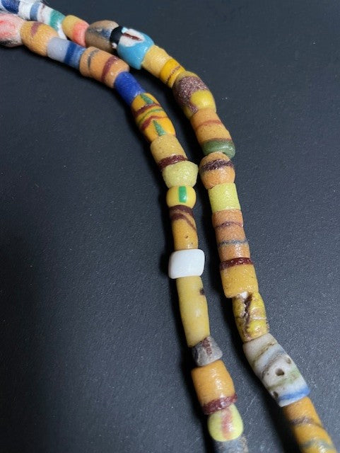 Long collier de perles de commerce vintage du Ghana multicolore