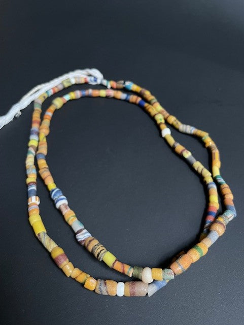 Long collier de perles de commerce vintage du Ghana multicolore