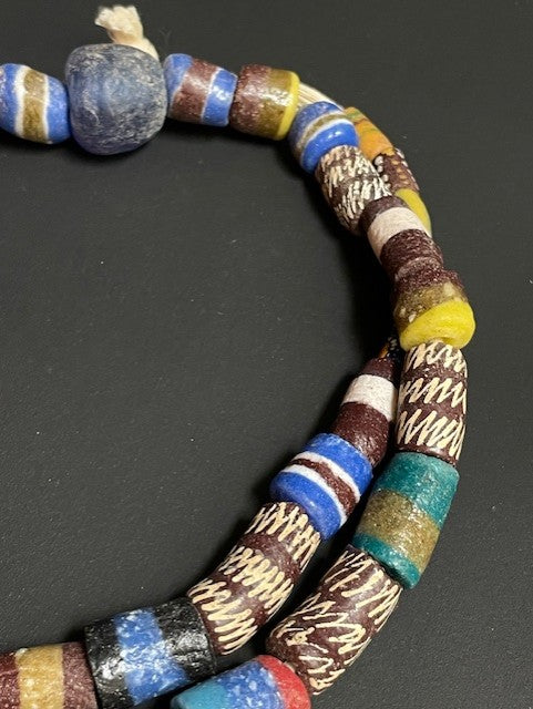 Long vintage tradebeads necklace from Ghana zigzag 