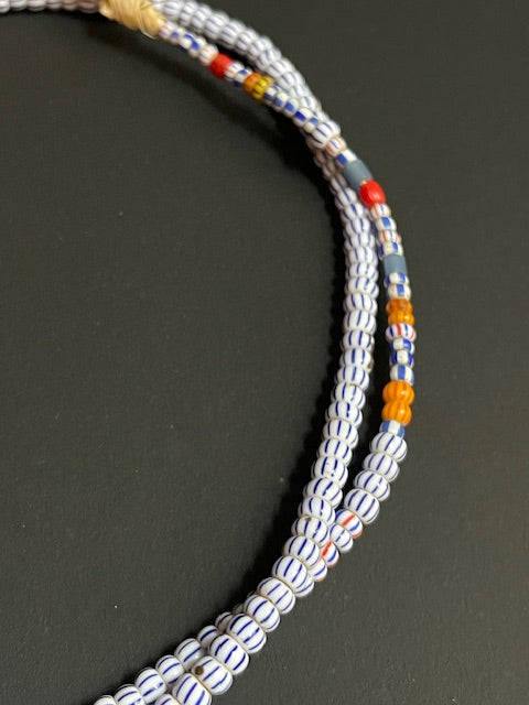 Vintage handelskralen ketting uit Ghana blauw-wit