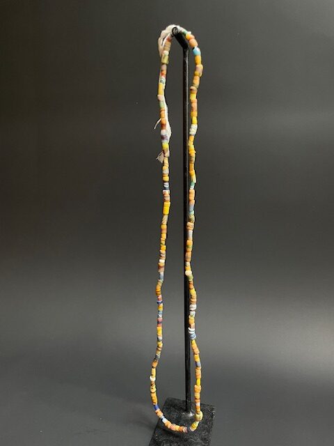 Long collier de perles de commerce vintage du Ghana multicolore