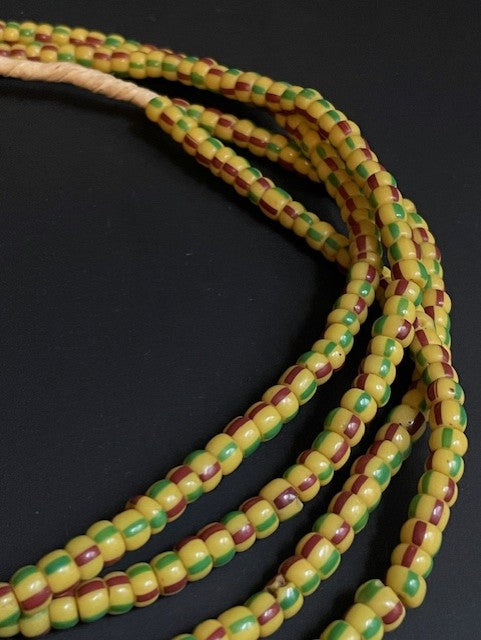 Long collier de perles de commerce vintage du Ghana jaune-vert-marron 