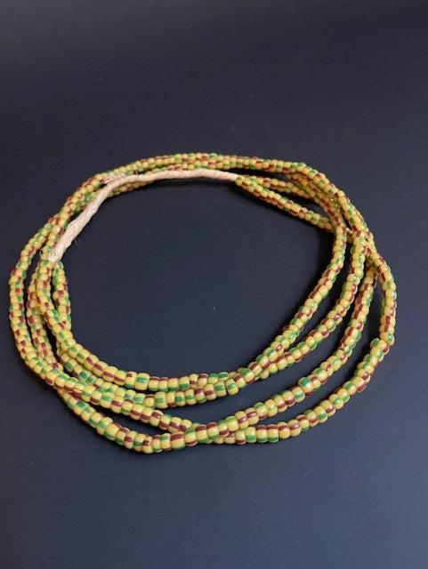 Long collier de perles de commerce vintage du Ghana jaune-vert-marron 