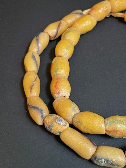 Vintage handelskralen ketting uit Ghana geel