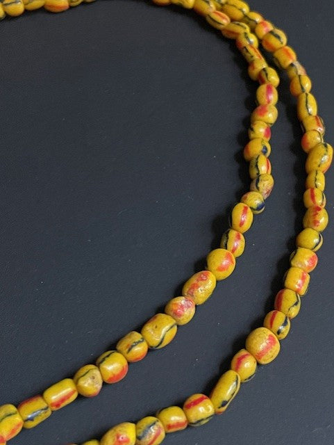 collier de perles commerciales vintage du Ghana rayé jaune 