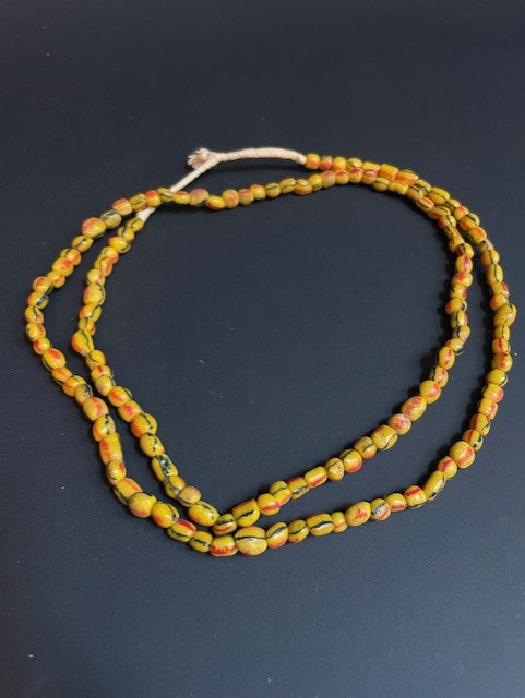 collier de perles commerciales vintage du Ghana rayé jaune 