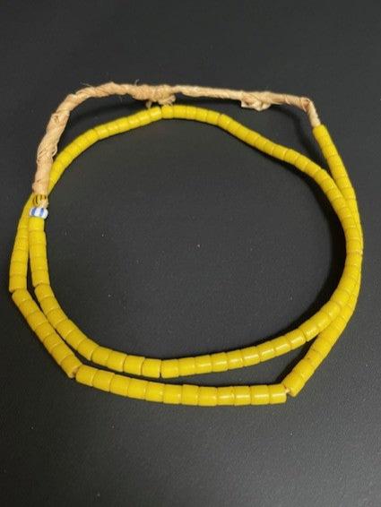 Vintage handelskralen ketting uit Ghana geel