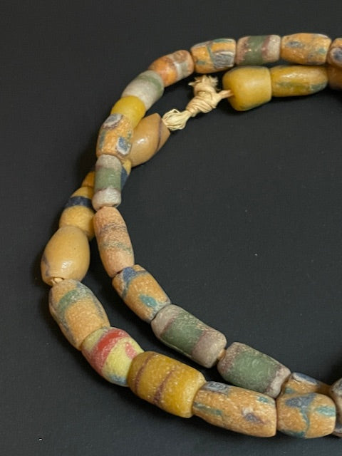 Vintage handelskralen ketting uit Ghana geel mix