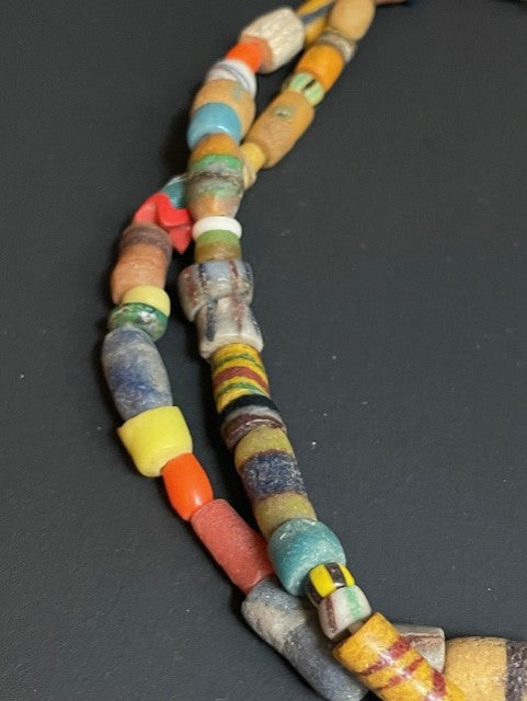 Lange vintage handelskralen ketting uit Ghana kleurenmix