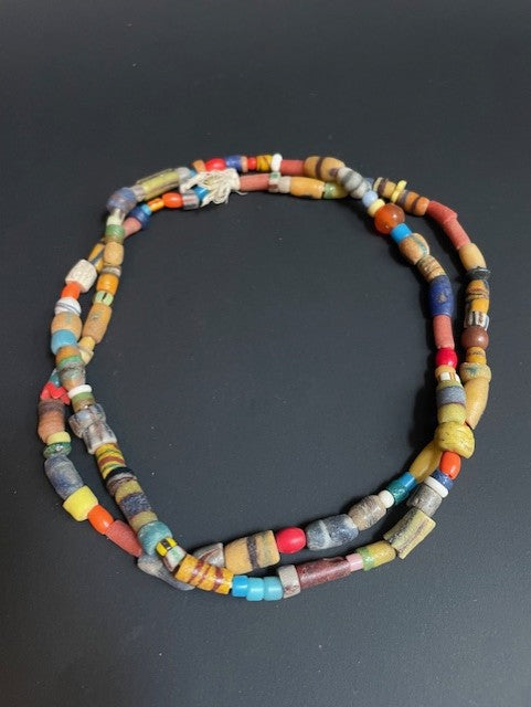 Lange vintage handelskralen ketting uit Ghana kleurenmix