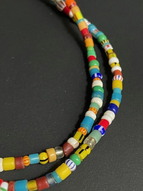 Collier de perles commerciales vintage du Ghana coloré 