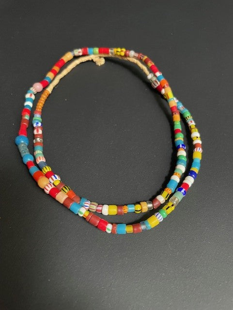 Collier de perles commerciales vintage du Ghana coloré 