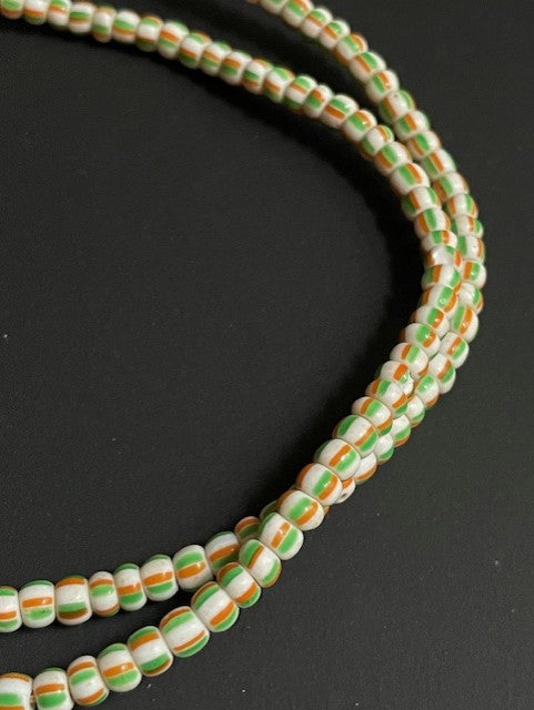 collier de perles commerciales vintage du Ghana blanc-vert-orange 