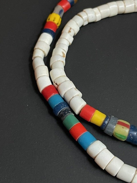 Vintage handelskralen ketting uit Ghana wit