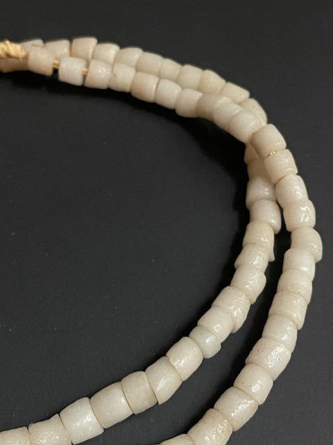 Collier de perles commerciales vintage du Ghana blanc 