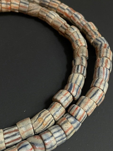 Vintage handelskralen ketting uit Ghana wit gestreept