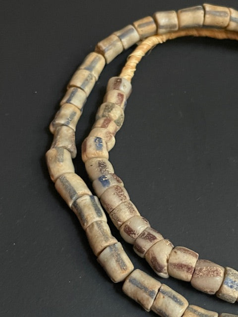 Vintage handelskralen ketting uit Ghana wit gestreept