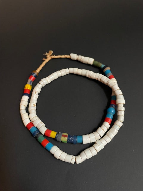 Vintage handelskralen ketting uit Ghana wit