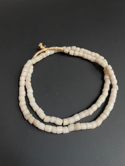 Collier de perles commerciales vintage du Ghana blanc 