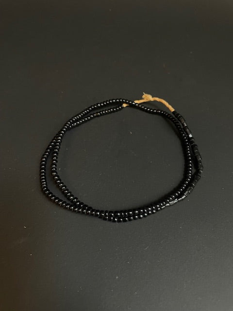 Collier de perles commerciales vintage du Ghana noir