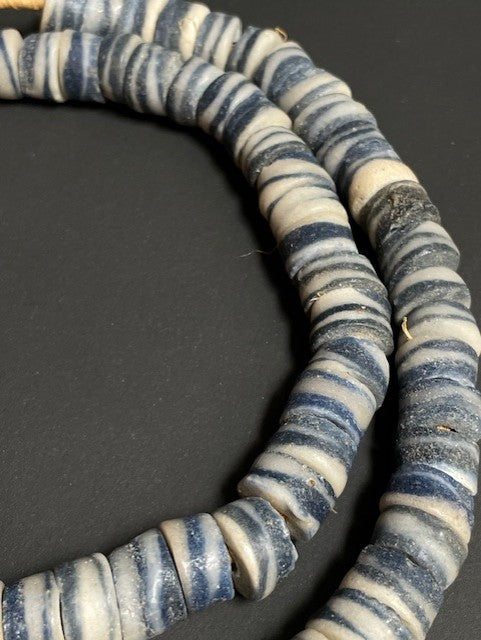 Lange vintage handelskralen ketting uit Ghana blauw gestreept (grote kralen)